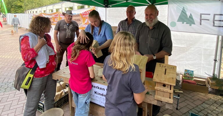 Unter Anleitung basteln Kinder aus vorgefertigten Holzteilen Nistkästen