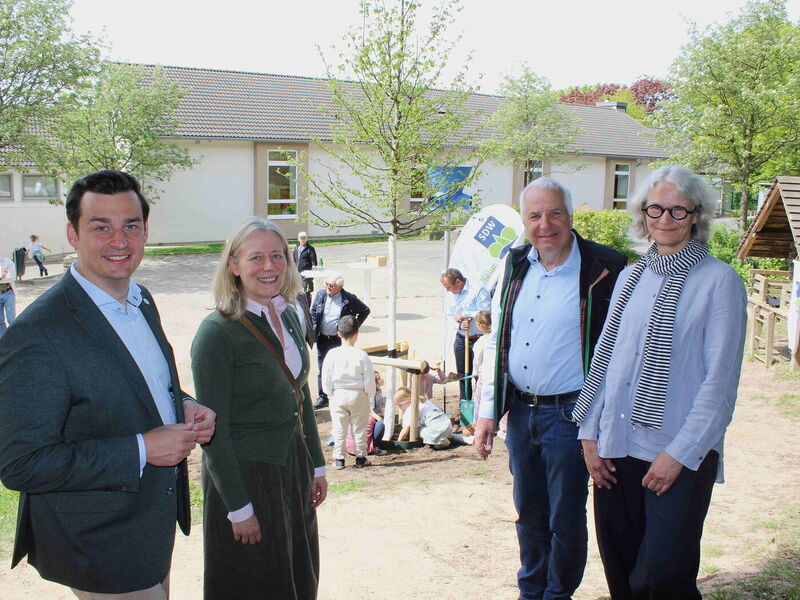 Initiatoren und Gäste der Pflanzaktion auf dem Schulhof der Evangelischen Grundschule Bensberg