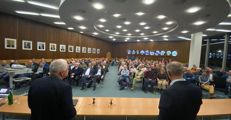Das Foto zeigt aus Sicht des Referentisches den Blick in den vollbesetzten Sitzungssaal des Kreishauses des Rheinisch-Bergischen Kreises. Im Vordergrund erkennt man von hinten die beiden Referenten Rainer Deppe und Jörn Hevendehl.